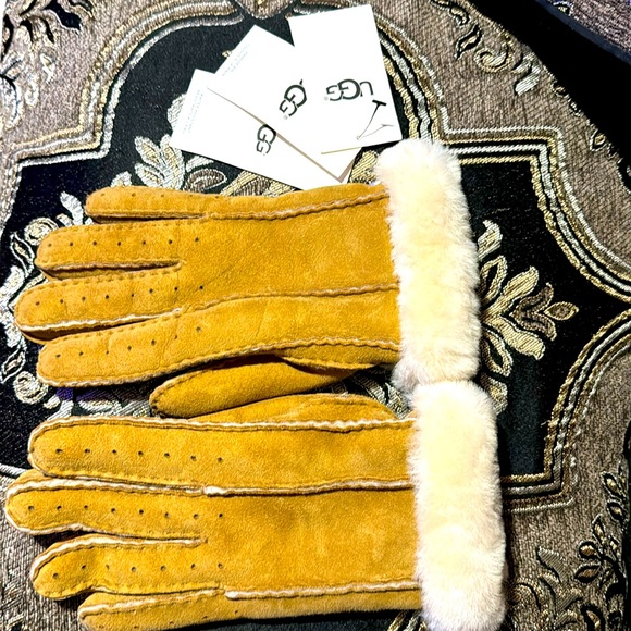 NWT UGG Women Size  M Tan Gloves - Picture 1 of 6